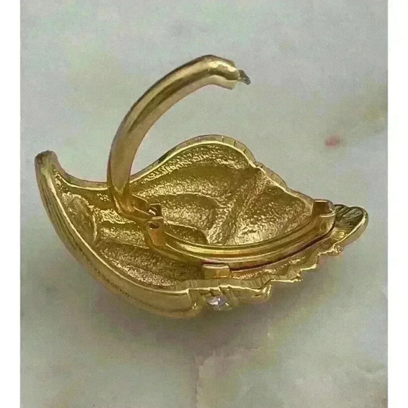 KJL Kenneth Jay Lane Avon Gold Tone Rhinestone Seashell Scarf C:lip / Extender - Picture 9 of 10